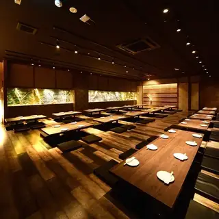 大人数でのご宴会にもおすすめの個室。最大120名様まで。50名様以上で空間貸切可能。「プロジェクター」「マイク」利用可。テーブルが可動式なので様々なご要望に対応できます。空間にも自信がありますが勿論、飲み放題付き宴会コースも当店の一押しです。素晴らしい宴会になるように努めさせていただきます。