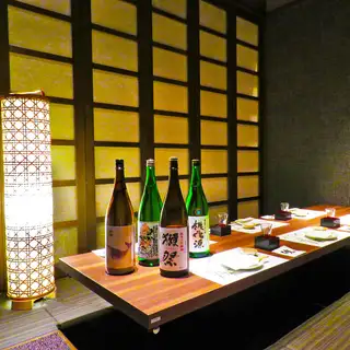 7～10名　完全個室　当店イチ押しのマットソファー掘りごたつの超VIP完全個室　合コン・接待・打ち合わせ・家族揃ってなど何でも持ってこいの部屋！自慢の個室で旨い酒飲んでください。#栄 #伏見 #誕生日 #肉 #ステーキ #和食 #個室 #天ぷら #海鮮 #単品飲み放題 #錦