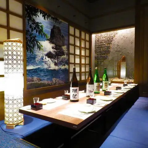 <p>数々の有名店を手がけてきた空間デザイナーがプロデュース　店内は落ち着いた大人の雰囲気で、ごゆっくりおくつろぎいただけます。◆完全個室は【2名様】×2室【3~6名様】×3室【7~10名様】×3室【11~20名様】×2室【21~24名様】×2室【25~50名様】×2室 ◆最大宴会【120名】可  貸切応相談 お問い合わせください。</p>