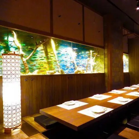 <p>【個室】数々の有名店を手がけてきた空間デザイナーがプロデュース！店内は落ち着いた大人の雰囲気で、ごゆっくりおくつろぎいただけます。会社宴会などにもピッタリ！昼宴会・深夜宴会等時間外御予約もご相談ください。★音響・空調・照明などの調節も可能！</p>