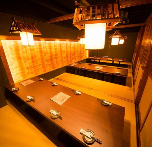 <p>店内に一歩踏み入れるとまるで別世界の雰囲気が広がります！少人数様から団体様迄、ご利用人数に合わせて最適なお席をご用意させていただきます。店内貸切は最大100名様迄承ります！広々とした和空間で、同窓会、パーティーなど、各種宴会をお楽しみいただけます◎お気軽にご人数・ご予算などご相談ください！</p>