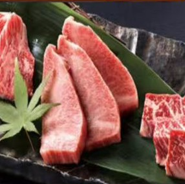 仕事終わりに料理とお酒を楽しむ