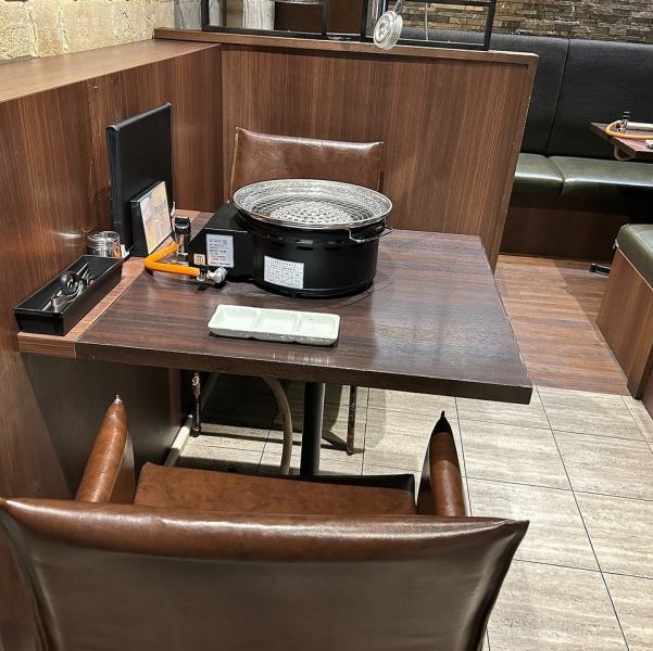 サラリーマン・学生さんの味方!当店は安さと味はもちろんのこと、お席の広さにもこだわりがあります。全席広めで、4名様がけに2名様でお通しすることもできるので、周りを気にせず皆様でワイワイガヤガヤ盛り上がることができちゃいます!仕込みから丁寧に仕上げ、自家製タレで食べる極上のお肉をぜひ!!