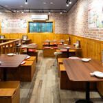 店内全体は木目とレンガを基調としたナチュラルなデザインで統一されており、落ち着いた雰囲気の中にも活気が感じられる空間です。2階は貸切にも対応しており、プライベートな宴会やイベント利用にも最適。排煙設備も整っているため、焼肉店ながら匂いも気になりにくく、快適に過ごせます。