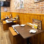 1階にはデートや少人数での食事にぴったりの落ち着いた空間が広がります。木目調の内装とレンガ壁が温かみを演出し、カジュアルながらも清潔感があり、初めての方でも入りやすい雰囲気。ゆったりとした座席配置で、会話も弾む居心地のよさが魅力です。