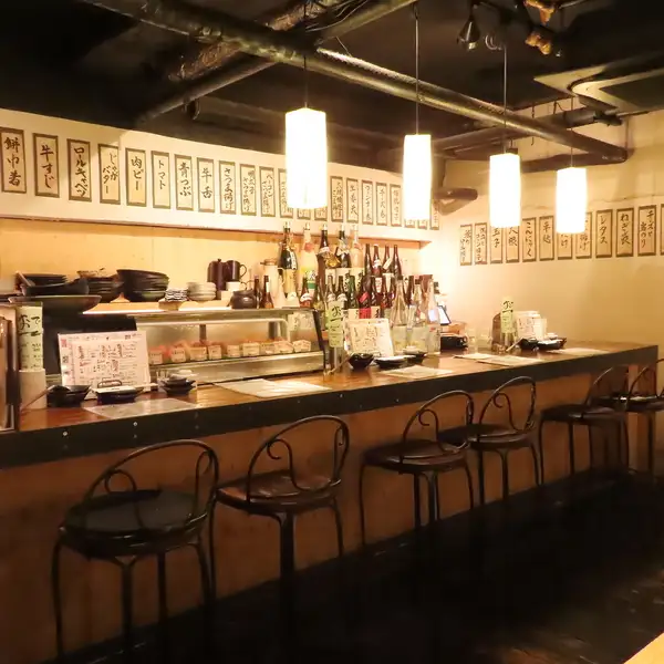 古き良き大衆酒場をイメージした店内。カウンター席を完備しているのでお一人様でもご利用可能です。