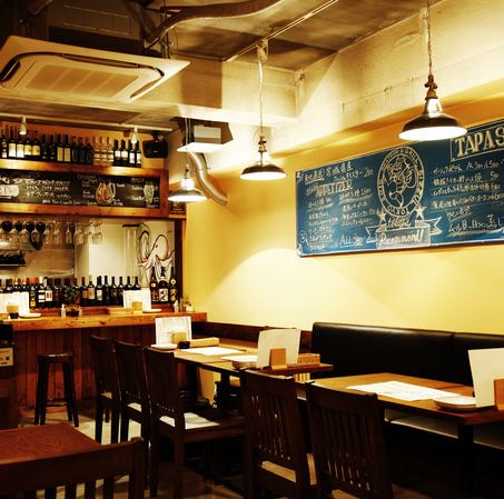 ほのかに明るいペンダントライト、暖かみのある木造のテーブル。ゆったりとした居心地の良い店内では、お喋りとお食事を楽しめます。人数やご予算、ご要望に応じて様々なシーンに対応できます!お誕生日や記念日などのプライベートなお集まりにもぴったり♪貸切は16名~可能◎あなたの大切な人達と一緒に訪れてみませんか?