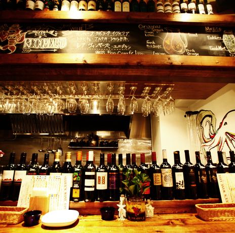 オープンキッチンなカウンターでは、お料理ができるまでの香りや音が愉しめる!一人で訪れたお客様も気兼ねなく過ごせるカウンターを4席ご用意しています。ビールやワインなど、お酒を片手に贅沢なひと時をお過ごしください。