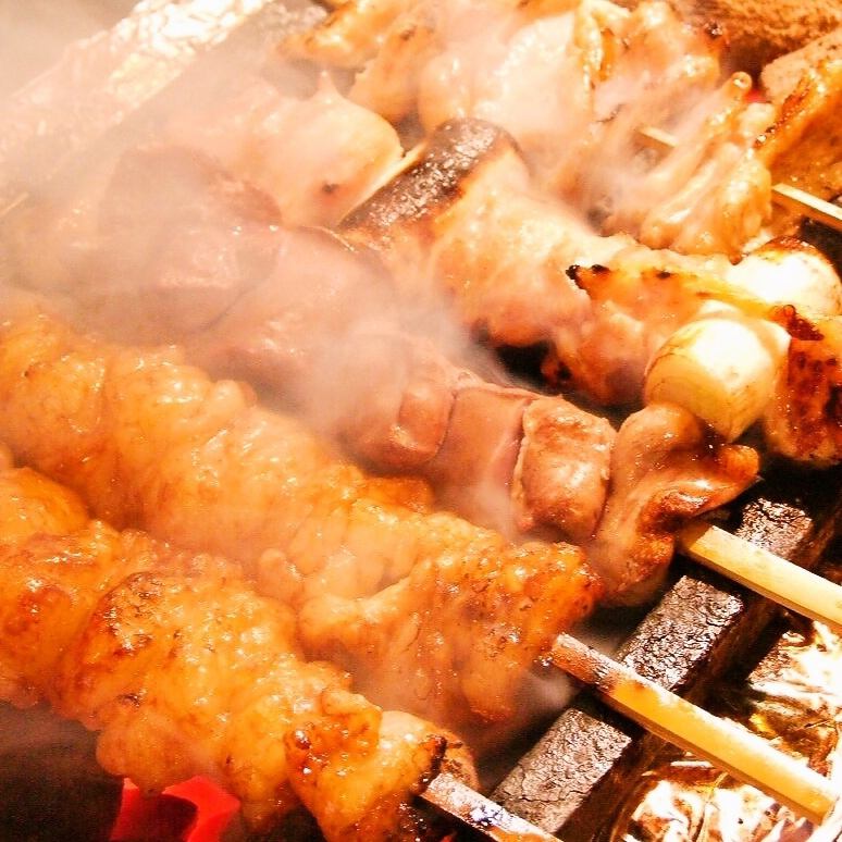 備長炭で焼き上げるこだわりの焼き鳥が1本150円(税別)～♪