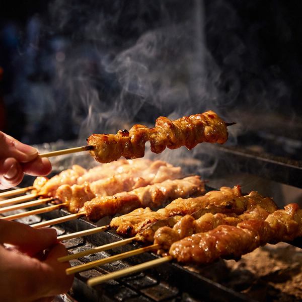 【絶品焼き鳥を堪能】1本90gのビッサイズで食べ応え抜群！秘伝のぷるぷるダレ使用の焼き鳥