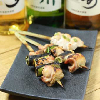 "まずはこれ"名物串盛り、手羽先、鶏皮ポン酢にドリンク1杯も!!鳥開入門セット!!2200円（税込）