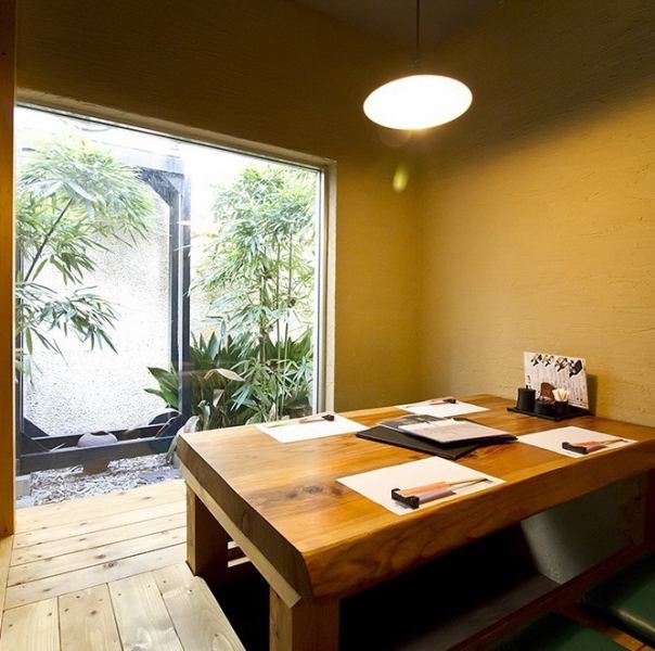 会社帰りや接待もオススメ。落ち着いた雰囲気はさながら「大人の隠れ家」。綺麗なお部屋でごゆるりと…4名,6名,8名・・・・人数に応じ完全個室最大40名迄OK!全席が掘りごたつでゆったり座れるのもうれしい。