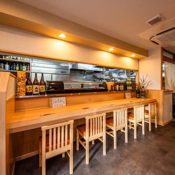 お一人様でのサク飲みやお食事デートでのご利用におすすめのカウンター席も完備しています。木のぬくもりを感じるインテリアと落ち着いた照明で、心和む雰囲気を演出◎新鮮な海鮮や和食をゆっくり楽しみたい方にぴったりの空間で、プライベートなひとときをお過ごしいただけます♪今夜は「あかつき」で乾杯!!