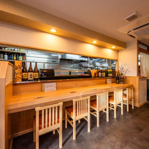 <p>お一人様でのサク飲みやお食事デートでのご利用におすすめのカウンター席も完備しています。木のぬくもりを感じるインテリアと落ち着いた照明で、心和む雰囲気を演出◎新鮮な海鮮や和食をゆっくり楽しみたい方にぴったりの空間で、プライベートなひとときをお過ごしいただけます♪今夜は「あかつき」で乾杯!!</p>