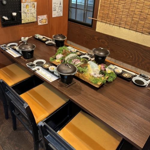 <p>4名様用のテーブルを6セットご用意いたしております。宴会も承り中!!最大30名様までＯＫ!!</p>