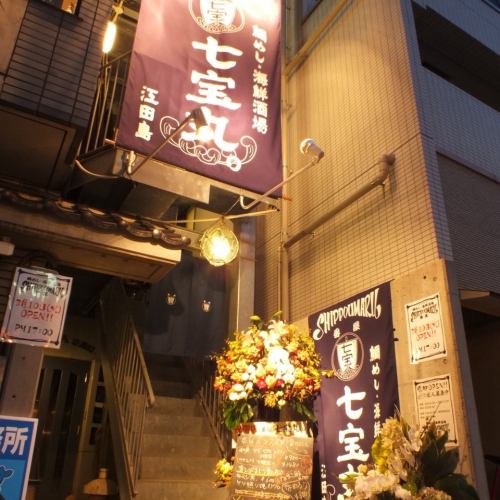 入口は階段ですが、奥のエレベーターもございます。