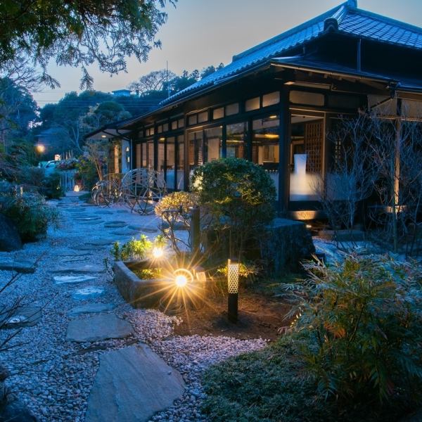 水郷の街・佐原で約150年佇む古民家に、800坪の日本庭園が織りなす大景観がお楽しみいただけるレストラン『オーベルジュ・ド・マノワール吉庭』。四季折々の日本の良さを感じられる、庭園を彩る木々・花々に腕によりをかけて調理された食材たち。まさに五感で四季を感じられる、素敵なお食事のひとときをお楽しみください。