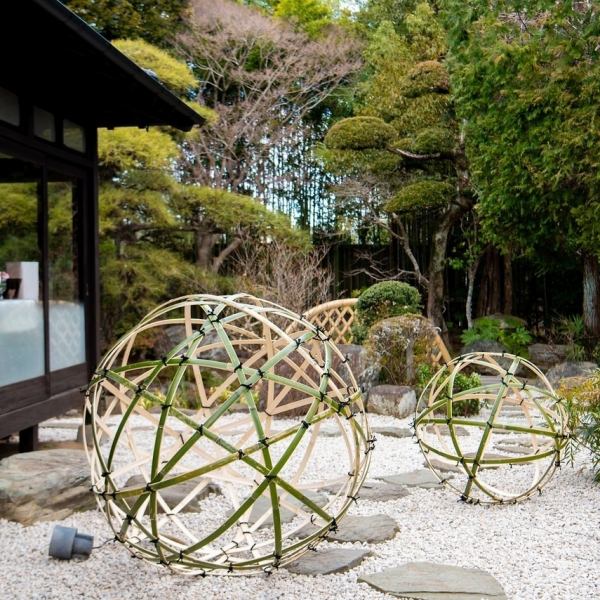 四季折々の表情を見せる日本庭園は、どのお部屋・お席からでもお眺めいただきながらお食事が可能。様々な人数でご利用いただける大広間には、各種テーブル席をご用意しております。女子会、ランチなどの普段使いにはもちろん、100人規模のご宴会やイベント、デートや記念日など多彩なシーンでご利用いただけます。