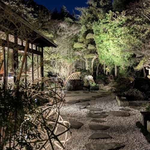 夜は庭園全体をライトアップ。幻想的な空間に。
