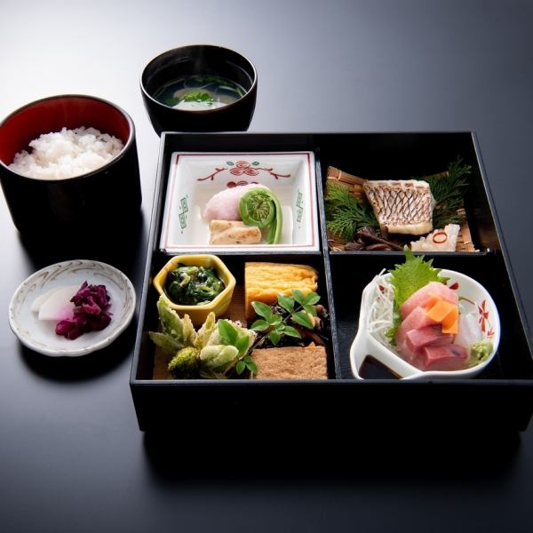 【平日ランチ限定】創設時からの人気和食お弁当 『松花堂 旬の味覚』
