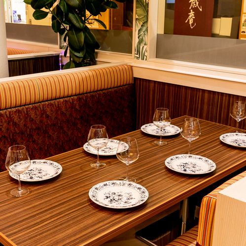 宁静的室内装潢，配以闪闪发光的水晶吊灯，是一个适合成年人放松身心的空间。我们提供50人及以上团体的私人预订服务，是举办各种宴会的理想场所，例如公司聚会、闺蜜之夜和团体聚餐。欢迎随时联系我们进行私人预订和派对安排。