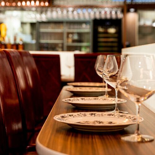 您可以在沙发座椅上放松身心♪ 我们也提供可容纳2至28人的餐桌，方便您举办宴会◎ 欢迎随时联系我们！我们也欢迎小型团体预订！此外，我们也接受整间餐厅的预订，欢迎随时联系我们！