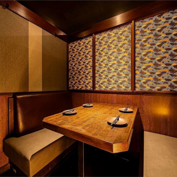 【ご予約殺到中!早くも話題の本格食べ飲みを堪能◆】広々店内で2名~ご利用いただけるお席は勿論、4名~/6名~/8名様~10名様以上も柔軟にご対応しております◎当店自慢の食べ飲み各種プランで思い出に残るお時間をお過ごしください!お仕事終わりや仲間内での飲み会、各種宴会利用にピッタリです◎