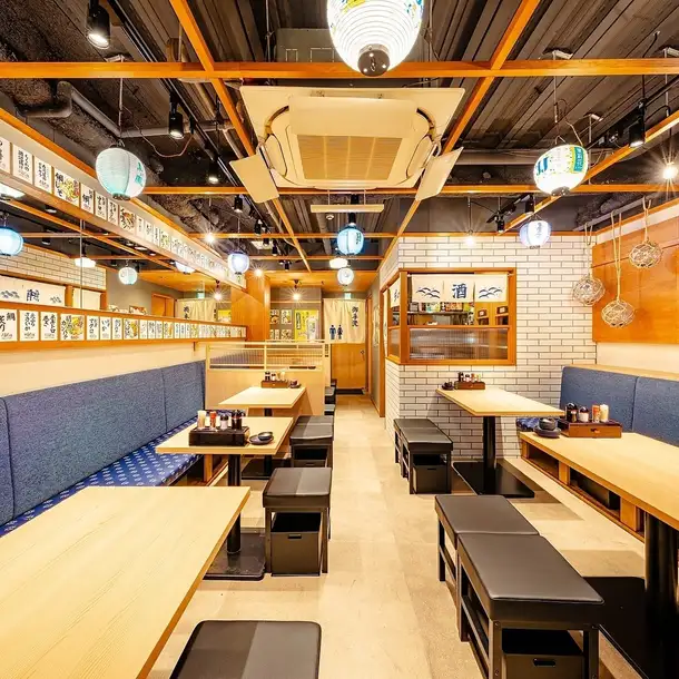 【大人数大歓迎♪】各種宴会にも使いやすい！開放感のある広々とした店内は、少人数での食事や飲み会はもちろん、グループ宴会にもぴったり◎ゆったり配置されたテーブル席や個室も完備しており、周りを気にせず食事や会話を楽しめます！難波で気軽さと居心地の良さを兼ね備えた海鮮酒場をお探しならぜひ♪