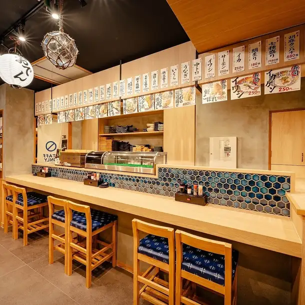 【サク飲みにも◎】寿司と海鮮を気軽に楽しめるカウンター席◎ライブ感あるお席で寿司や海鮮料理を楽しめるため、仕事帰りのサク飲みやデート利用にもおすすめです！お一人様でも気軽に入りやすく、ふらっと立ち寄って美味しい海鮮とお酒を楽しめる居心地の良さが人気の理由♪