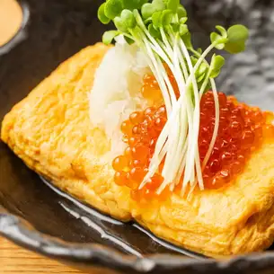 玉子燒（日式捲蛋餅）配鮭魚籽和磨碎的白蘿蔔