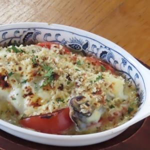 Grilled large oysters and tomato cheese