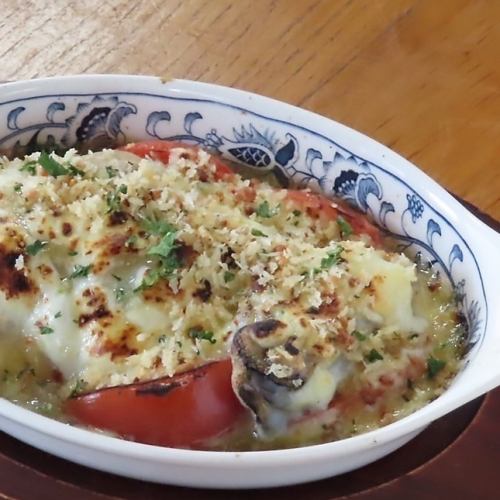 Grilled large oysters and tomato cheese