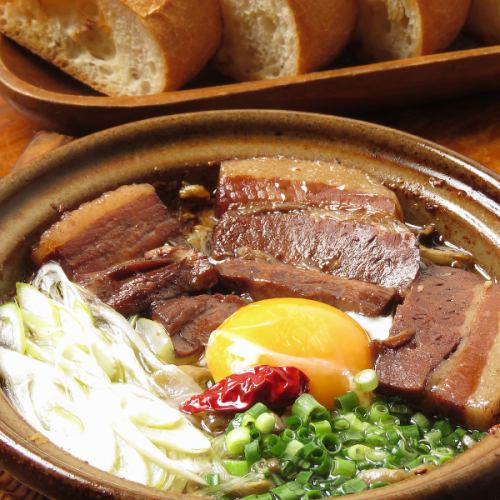 とろとろ角煮の月見アヒージョ