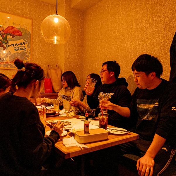 【テーブル席:2名席・4名席・8名席・最大16名様】プライベート宴会や女子会にはソファ席やテーブル半個室、テラス席などがおすすめ!総席数40席(立食時50人収容可)、結婚式2次会や貸切ご宴会などの大型宴会もご予約受付中!