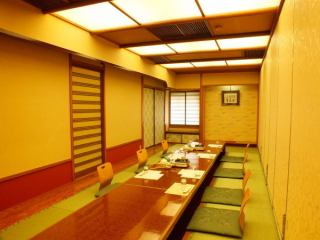 七名様で入れる個室もご用意 （完全個室お座敷宴会場）掘りごたつとなっております！ゆったりご利用いただけます！