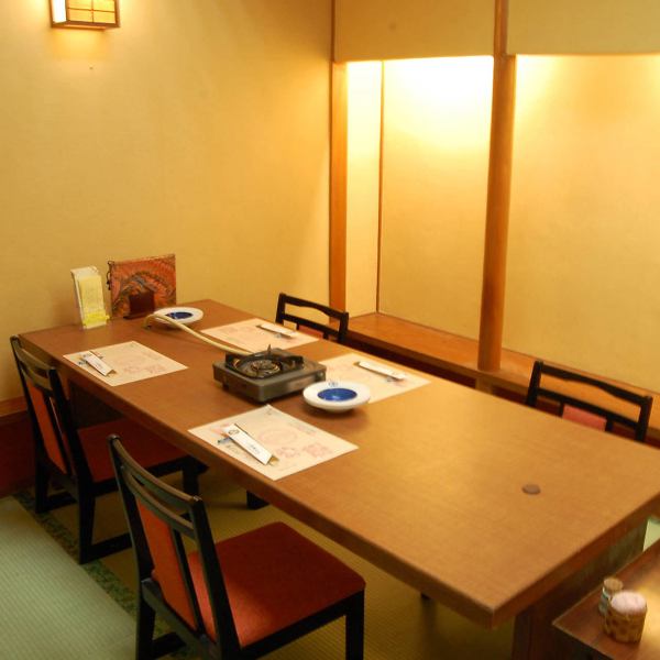 【全席完全個室】2名様など少人数でご来店の際も、周囲に気兼ねなく皆様だけの時間をお楽しみいただけます。風情あふれる廊下を渡った先には、掘りごたつ席や椅子タイプのお座敷席など、多彩なお部屋をご用意しております。ご利用シーンと合わせてご相談いただけましたら、最適なお部屋をセッティングさせていただきます。