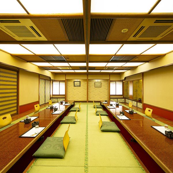 【最大36名様OK。広々個室をゆったりと】写真は本来20名様程度までご案内できるお部屋ですが、10名様未満でもこの二部屋を独占してご利用いただくなどしております。お客様同士の間に十分なゆとりを保ちながら、心地よい時間をお過ごしくださいませ。 