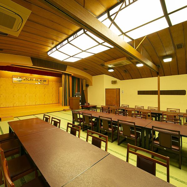 【幹事様必見!!舞台もある最大200名様お座敷】ミナミ随一の舞台付200名様収容大広間、50名様収容中広間は歓送迎会などに人気。大阪ミナミ⇒大人数⇒宴会なら完全個室完備の鳥よし本店にお任せください。花束や横断幕、プロジェクター、コンパニオンなどの手配もお受けします。ご希望の方はお電話にてご相談くださいませ。 
