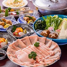 午餐宴席超值优惠！仅限周六、周日及节假日！包含猪肉捞鱼、猪肉涮涮锅和鸡肉寿喜烧套餐！5000日元即可在包间享用无限畅饮。