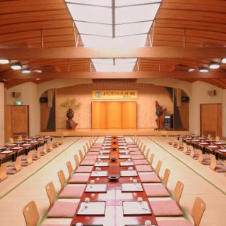 ステージとマイクを完備！プロジェクター・スクリーンの貸し出しも3,000円にて承っております。