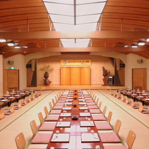 ステージとマイクを完備！プロジェクター・スクリーンの貸し出しも3,000円にて承っております。