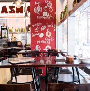 We have 6 table seats for 4 people that you can easily use.The layout can be changed according to the number of users, so please consult with the staff.It's a good location, just a 4-minute walk from the station, so it's easy to use, such as having a drink with a colleague on the way home from work or a meal on the way home from shopping.