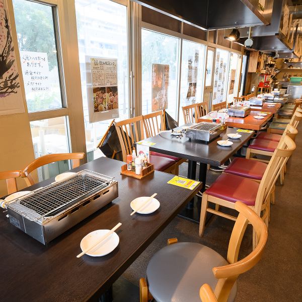 <Tables for 4 people x 8 tables> These tables are suitable for couples, meals with friends, and various banquets.Up to six tables can be connected together.There is a grill on each table, so you can enjoy the freshly grilled yakiniku at its most delicious.