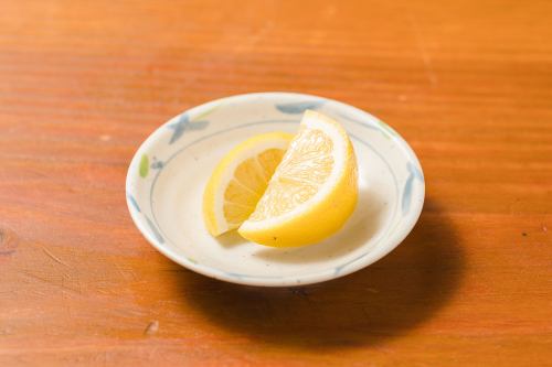 Cut lemon (2 pieces)