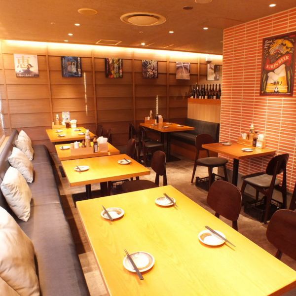 루미네 요코하마의 규슈산 검은 돼지 요리를 즐길 수 있는 가게! 쇼핑 중의 식사에도 딱! 식사・밥의 것까지, 제철의 소재를 도입해 술과 함께 즐길 수 있는 다채로운 메뉴를 준비.