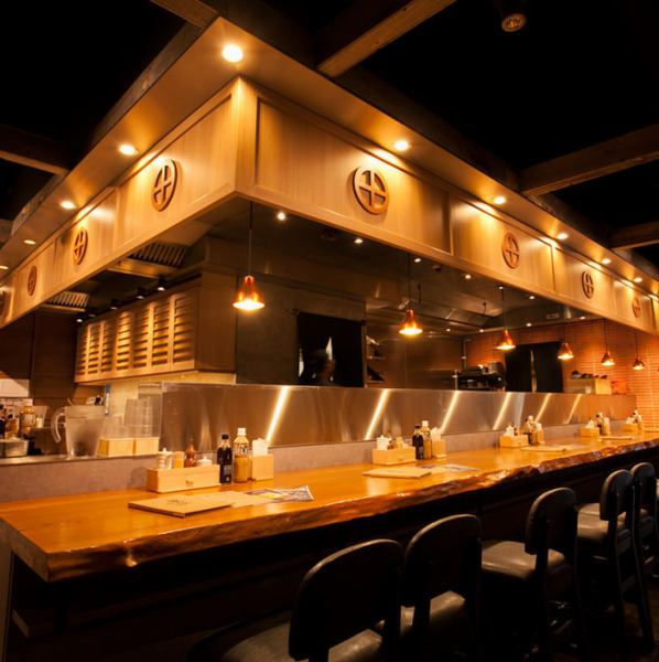 カウンター席もございますので、お一人様やおふたりでのご来店も大歓迎!さくっと食事、さくっと一杯していってくださいね♪ランチも元気に営業しております!ぜひ、黒ぶたや自慢の味を堪能ください!