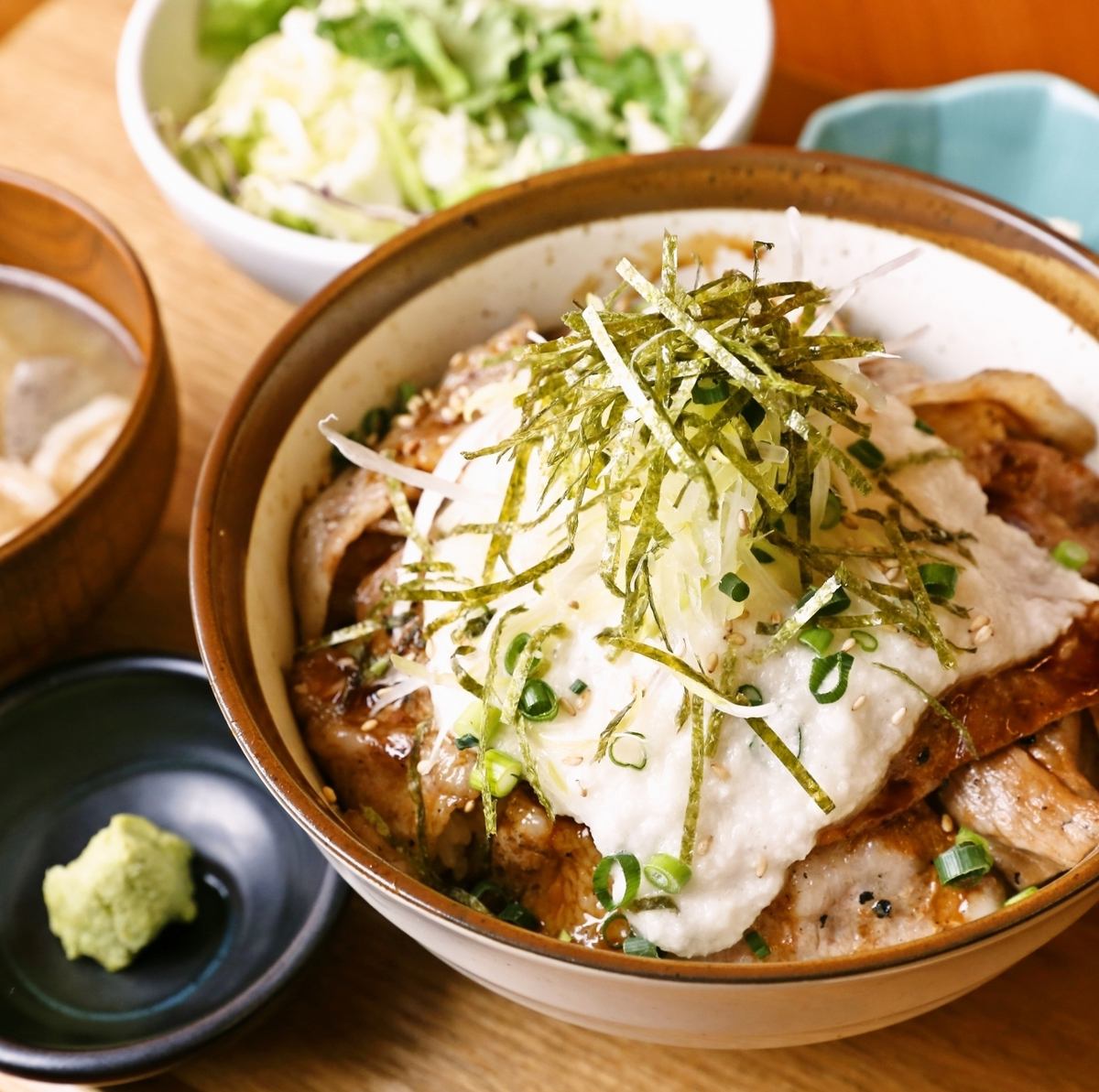 We offer set meals and shabu-shabu using Kagoshima-produced six black and white pork.