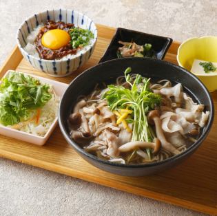 Soba noodles or udon noodles with plenty of mushrooms and black pork and a choice of mini bowls