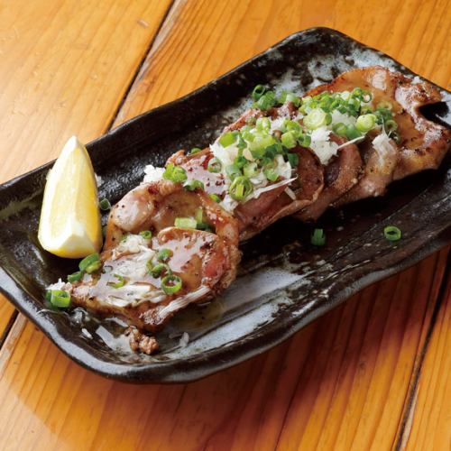 Grilled tongue with green onion and salt