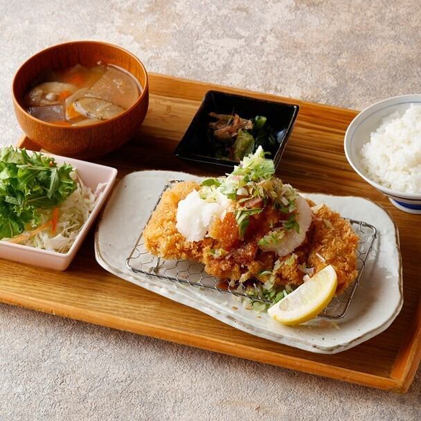 たっぷり薬味のおろしロースとんかつごはん